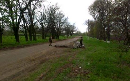фотографии украинской бронетехники и солдат в районе блокированной базы "Правого сектора"