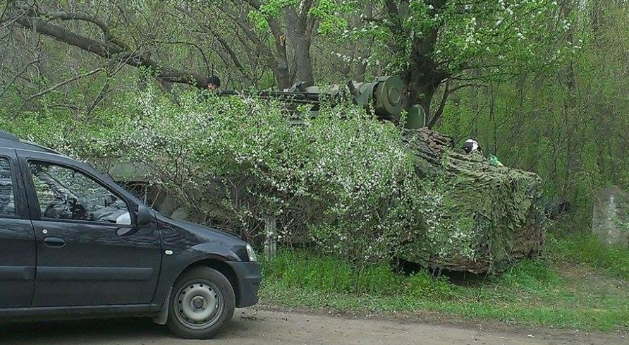 В Сети появились фотографии украинской бронетехники и солдат в районе блокированной базы "Правого сектора"