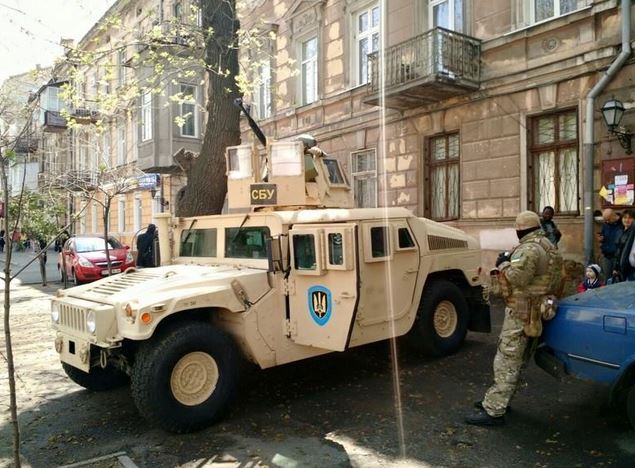 Примечательно, что часть поставляемых на Украину американских армейских автомобилей Хамви (HMMWV) используются СБУ, а не ВСУ