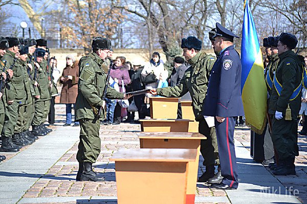 В Николаеве в субботу, 7 марта, на площади возле памятника Героям Ольшанцам на верность Родине присягнули 103 бойца Национальной гвардии Украины в возрасте от 20 до 57 лет.