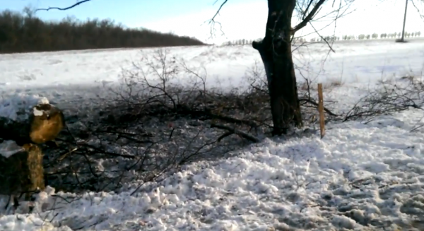 Общий вид на место взрыва. Вот как примерно выглядит попадение РСЗО на дороге или рядом с ней.