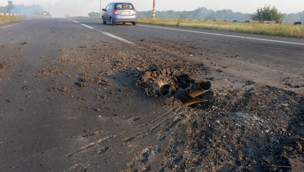 Что интересно, в воронке отсутствуют неизменноые обломки реактивного снаряда, хотя можно теоретически допустить, что их "собрали".