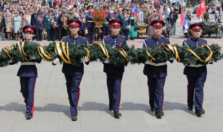 возложили у памятника цветы