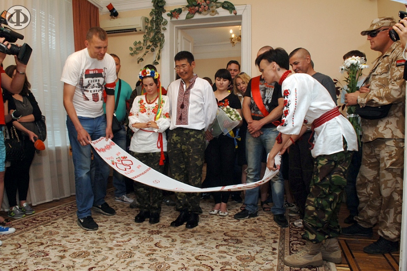 Пиар-шоу "Революционная свадьба". Женщина, держащая свадебный "рушничок" - Маруся Зверобой.