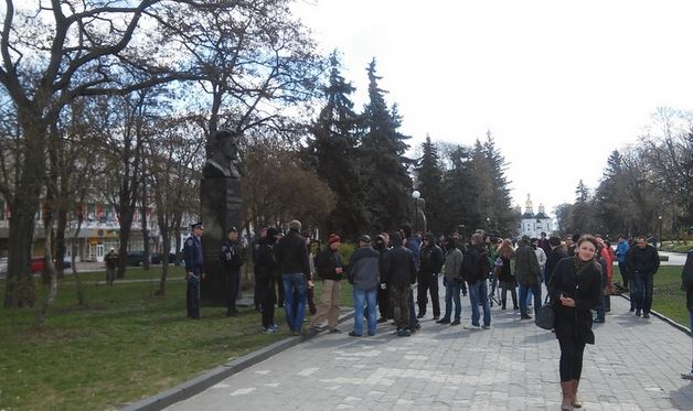 В Чернигове повалили молодчики в балаклавах бюсты уроженцам города