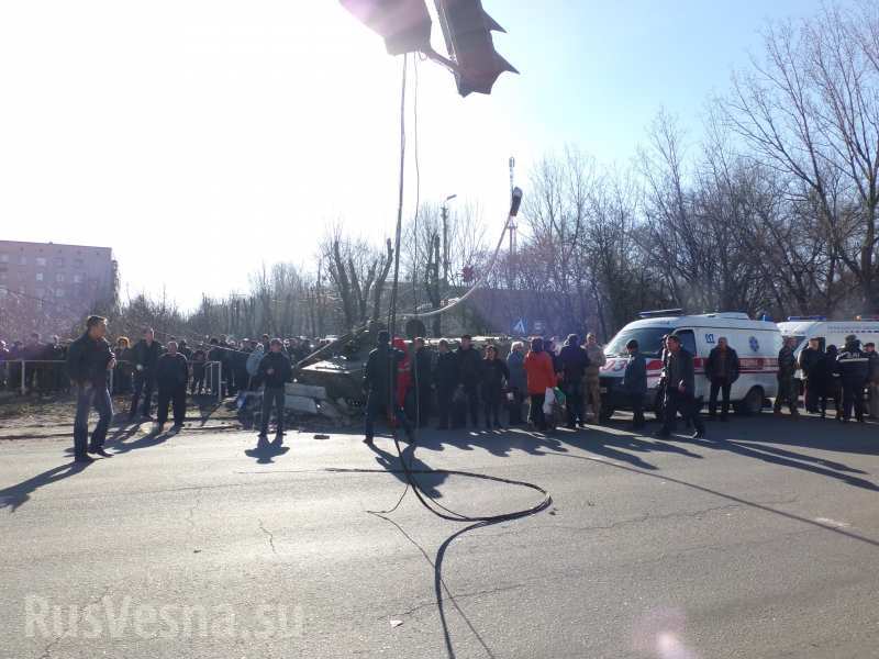 В оккупированной Константиновке украинские боевики на бронемашине сбили женщину с ребенком