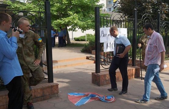 В Одессе радикально настроенные общественники устроили судьям тест на «сепаратизм». У входа в Апелляционный суд накануне расстелили флаг Новороссии и предложили вытирать об него ноги. Тех, кто прошелся по стягу, записывали в патриоты, других — в пособники «сепаратистов». 