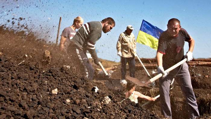 Вслед за Мариуполем в Харькове тоже строят фортификационные сооружения (фото, видео)