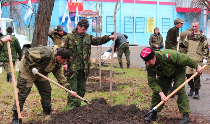 В Луганске прошел общегородской субботник.