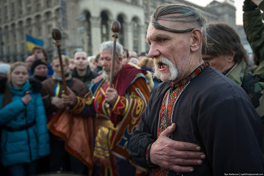 Все эти ряженые укро-мазепо-"казачочки" улетучились при первых же выстрелах и взрывах на Востоке. А настоящие, истинные, казаки, наоборот, защищают Новороссию. Пусть и без пышных шмоток.