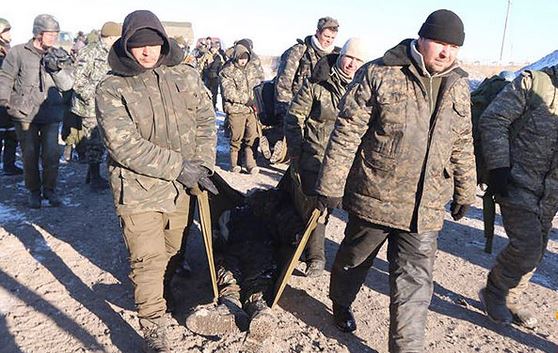 украинская сторона под Дебальцево сдается в плен