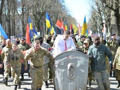 "Правый сектор" возит в мусорнике по Ивано-Франковску начальника юстиции 