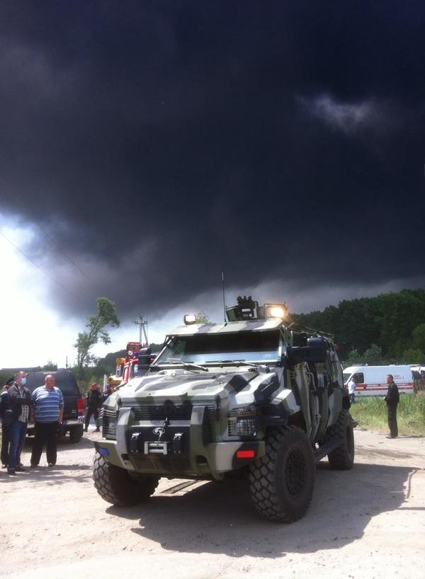 военная машина на пожаре