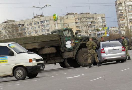 В Мариуполе Урал ВСУ протаранил легковушку2