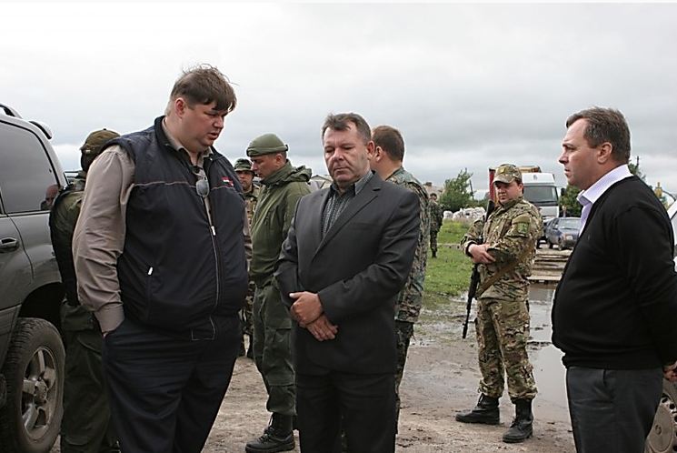 Донецкий голова. Укрепленный блокпост с охраной.