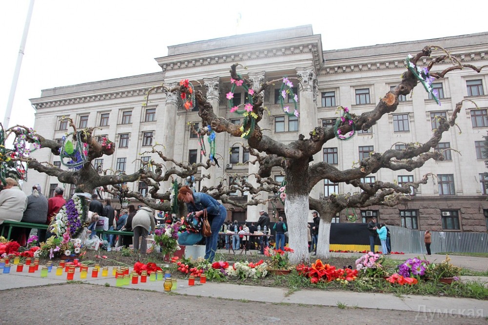 http://odessa-life.od.ua/news/27654-Neizvestnye-uvezli-s-Kulikova-polya-memorial-pogibshim-2-maya-FOTO1