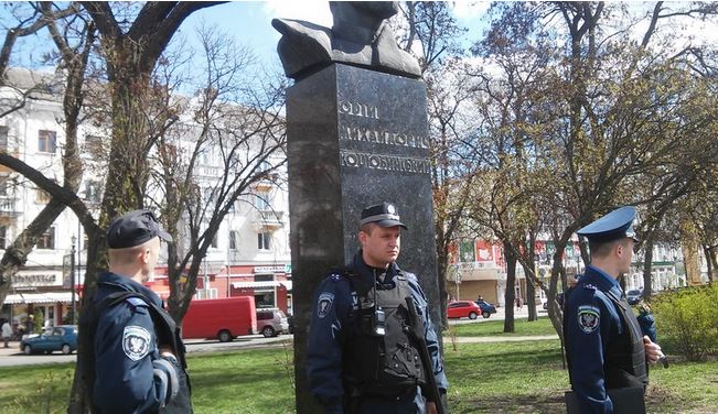 В Чернигове повалили националисты в балаклавах бюсты уроженцам города