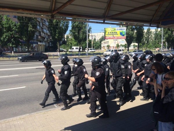 На Оболонской набережной в Киеве прошел Марш равенства12