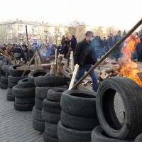 Донецк продолжает вооружаться. Для обороны приходится использовать уроки майдана