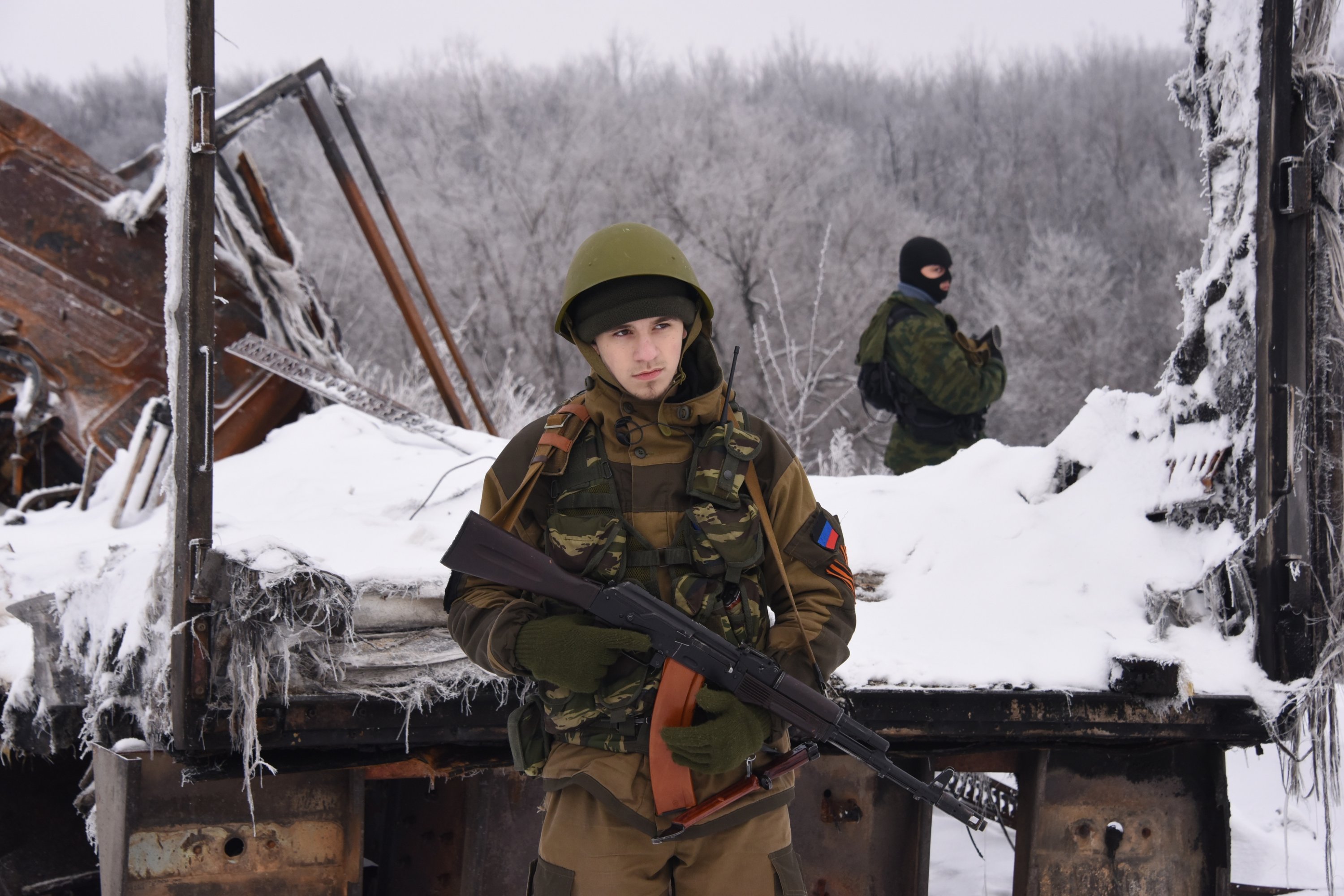 Поехать на донбасс женщине. Ополчение Донбасса зимой. Солдаты зимой на Украине. Донбасс военные зимой. Ополченцы ДНР зимой.