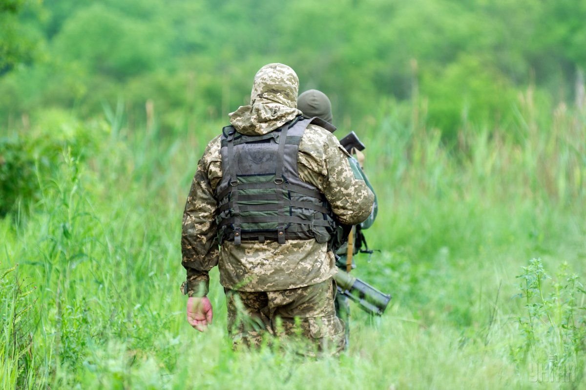 Фото военного со спины